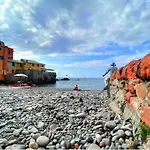 Casa Azzurra, Nel Cuore Di Genoa